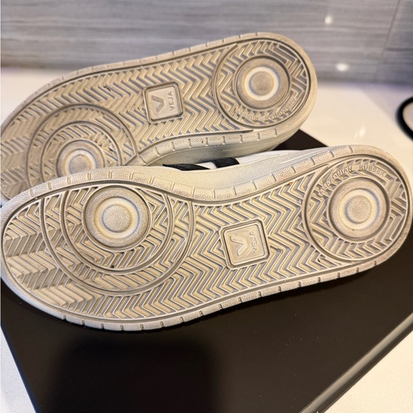 Veja Women’s Cream and Black Sneakers - Picture 6 of 8